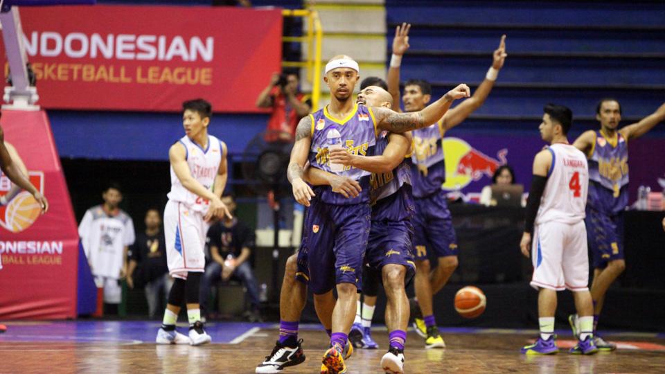 Mario Wuysang menyelamatkan CLS Knights dari kekalahan, cetak 12 poin 8 assist dan 7 rebound. - INDOSPORT